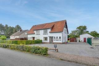 TE RENOVEREN WONING OP 8,43 ARE TE HOUTHALEN-OOST<br /><br />Langs de rustige Resedastraat in Houthalen-Oost vlakbij treffen we deze te renoveren woning boordevol potentieel aan op een mooi perceel van 8,43 are. Heel wat voorzieningen zoals de lagere school, een bakker, een slager en een restaurant zijn op wandelafstand bereikbaar.<br /><br />De woning biedt tal van mogelijkheden voor wie op zoek is naar een woning die nog volledig naar eigen smaak kan aangepast worden. Zo kan er volgens de bouwvoorschriften nog een achterbouw met een tiental meter diepte extra bijgebouwd worden.<br /><br />Gelijkvloers beschikt het huis momenteel over een living, een keuken, bijkeuken, inkomhal en toilet. De eerst verdieping is voorzien van een badkamer, een overloop en 3 slaapkamers. Voorts zijn er nog een kelderverdieping en een zolder voorhanden.<br /><br />De woning is gelegen op een zuidwestelijk georiënteerd perceel van 8,43 are waar u van ’s morgen tot ’s avonds kan genieten van de overvloedige zon. Voorts zijn er nog tal van bijgebouwen gelegen op het perceel waaronder een garagebox, een tuinhuis.<br /><br />Enkele TROEVEN van deze woning opgelijst:<br /><br />+ Veel uitbreidingsmogelijkheden<br />+ Betonnen tussenvloeren<br />+ Zuidwestelijk georiënteerd perceel 8,43 are<br />+ Rustige ligging te Houthalen-Oost<br />+ Recent gescheiden riolering aangelegd<br />+ Gelijkvloers rolluiken voorzien<br /><br />Meer info? Contacteer Maarten Delbroek via maarten@vestio.com of bel naar 0471/034804.<br />
