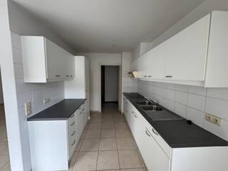 Gelegen in het centrum van Bornem bevindt zich dit ruim en lichtrijk appartement met een praktische indeling. De woning beschikt over een...