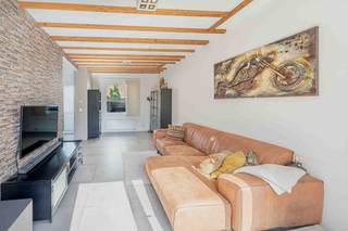 <p>Welkom in de Eduard Anseelestraat 129! Een instapklare gezinswoning in hartje Willebroek op wandelafstand van winkels, scholen, horeca en openbaar vervoer. Dankzij de nabijheid van de A12 en de N16 heb je een uitstekende uitvalsbasis richting Antwerpen en Brussel, alsook naar Sint-Niklaas via de N16.</p><p> </p><p>We worden verwelkomd in de aangename voortuin met tuinberging (ideaal voor fietsen!) en overdekte lounge. De inkomhal is voorzien van een praktische vestiairekast en geeft toegang zowel de keuken als de leefruimte. De knappe en grote keuken is volledig geïnstalleerd en is het kloppend hart van deze woning. Naast de keuken bevindt zich de praktische wasplaats, ideaal voor de multitaskers onder ons. De lichtrijke leefruimte is ruim genoeg voor het plaatsen van een gezellige eetplaats en zithoek. De leefruimte geeft toegang tot het zonnig, achtergelegen terras. Heerlijk om hier in de tussenseizoenen te genieten van het zonnetje! Bovendien is er ook nog een uitweg langs achter. De eerste verdieping biedt een grote ruimte die momenteel door een kastenwand wordt onderverdeeld in 2 kamers. De 3de kamer bevindt zich op de zolderverdieping.</p><p> </p><p>Woning uiterlijk 1/4/2027 beschikbaar.  </p><p>Meer info en documenten op www.malines-group.be</p>