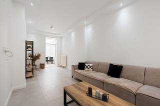 <p>Lichtrijke gesloten bebouwing in Berchem, ideaal gelegen nabij winkels en openbaar vervoer.</p>
<p>Deze gezellige woning combineert ruimte, comfort en een centrale ligging in een rustige straat in Antwerpen. Dankzij de grote raampartijen geniet de woning de hele dag van natuurlijk licht, wat zorgt voor een aangename en open sfeer. Met drie volwaardige slaapkamers biedt deze woning alle mogelijkheden voor gezinnen, thuiswerkers of wie graag extra ruimte heeft. Bovendien woon je hier op wandelafstand van winkels en openbaar vervoer, met een vlotte verbinding naar de Antwerpse Ring. Een ideale woning voor wie comfortabel wil wonen in de stad.</p>
<p> </p>
<p>• Ruime living met veel lichtinval dankzij de grote raampartijen.<br />• Volledig uitgeruste keuken met gas kookplaat, oven, microgolfoven, koelkast, vaatwasser en dubbele spoelbak.<br />• Praktische berging met aansluiting voor wasmachine en droogkast.<br />• Badkamer voorzien van douche, toilet en wastafel.<br />• Drie ruime slaapkamers met diverse indelingsmogelijkheden.<br />• Gezellige koer, ideaal om buiten te genieten.<br />• Kelder met extra bergruimte.</p>
<p>Troeven<br />• Drie ruime slaapkamers, ideaal voor gezinnen of thuiswerk.<br />• Grote raampartijen zorgen voor veel natuurlijk licht.<br />• Rustige ligging nabij winkels, openbaar vervoer en de Antwerpse Ring.</p>
<p>Neem vandaag nog contact op met je ERA-makelaar voor een bezoek. JOUW DROOMHUIS. ZO GEVONDEN!</p>