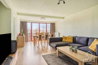 <p>Gerenoveerd appartement met EPC A!<br />Te koop: gerenoveerd, lichtrijk en praktisch ingedeeld appartement op een strategisch zeer goede locatie. <br />Indeling: inkomhal, toilet, 2 slaapkamers (met zicht op groen), badkamer, leefruimte, keuken en berging. Mooi zuidgericht terras met open zicht. <br />Het raam van de leefruimte is voorzien van een elektrische screen voor extra comfort en privacy. Vliegenramen aanwezig. Centrale verwarming op basis van aardgas (condenserende ketel van 2018).<br />Nog enkele troeven: EPC met A-label, elektrische installatie conform en asbestveilig! Veel parkeermogelijkheden in de nabije omgeving.<br />Ligging: vlakbij alle mogelijke faciliteiten / winkels alsook het treinstation. Goede busverbinding. Zeer vlotte bereikbaarheid richting autosnelweg E40.<br />Prachtig woonappartement of ideale investering! Neem nu contact op via het nummer 054 23 53 83 of per mail info@localsvastgoed.be</p>