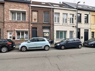 <p>Deze volledig gerenoveerde woning met 2 slaapkamers in Mechelen combineert modern wooncomfort met een uitstekende ligging. Gelegen op een toplocatie, dichtbij winkels, scholen en openbaar vervoer, woon je hier centraal en geniet je van alle voorzieningen binnen handbereik.</p><p>Bij het betreden van de woning kom je in een lichtrijke leefruimte die meteen een aangenaam gevoel van ruimte en warmte uitstraalt. Grote ramen zorgen voor veel natuurlijke lichtinval, wat bijdraagt aan het open en uitnodigende karakter van de woning. De leefruimte sluit naadloos aan op de keuken, die praktisch is ingericht en voorzien is van hedendaags comfort.</p><p>Vanuit de keuken heb je directe toegang tot het terras en het gezellige tuintje. Deze buitenruimte vormt een ideale plek om te ontspannen, te genieten van een rustige ochtend of een gezellige avond.</p><p>Op de bovenverdieping bevinden zich twee comfortabele slaapkamers, geschikt als hoofdslaapkamer en kinderkamer of bureau. Daarnaast is er een moderne badkamer die functioneel is ingericht en aansluit bij de vernieuwde stijl van de woning.</p><p>De woning werd volledig gerenoveerd, waardoor je kan genieten van een instapklaar geheel met een frisse, hedendaagse uitstraling. Alles werd zorgvuldig afgewerkt met oog voor detail en wooncomfort.</p><p>Dankzij de centrale ligging in Mechelen heb je een vlotte verbinding naar omliggende steden en bevinden alle dagelijkse voorzieningen zich op korte afstand. Deze woning is ideaal voor wie op zoek is naar een praktische en aangename woonst op een strategische locatie. Vraag zeker je bezoek aan via www.living-stone.be !</p>