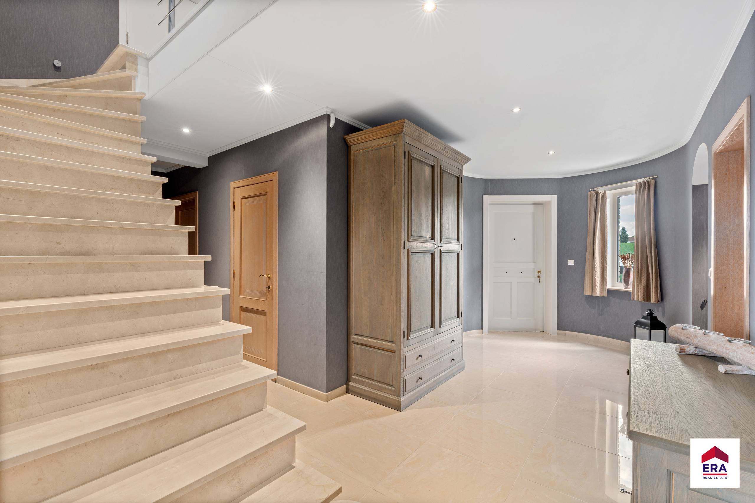 Karaktervolle Spaanse villa met dubbelegarage en grote tuin - foto 3