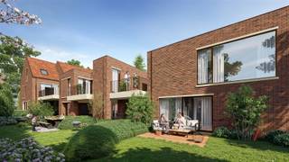 <p>Ben je op zoek naar een nieuwe hedendaagse woonervaring? Dan is dit nieuwbouwappartement op de eerste verdieping in het hart van Tildonk zeker de moeite waard.</p><p>Bij binnenkomst word je verwelkomd door een moderne, strak afgewerkte keuken die vloeiend overgaat in de open en lichtrijke leefruimte. Samen vormen ze een gezellige en praktische ruimte waar koken, ontspannen en samen zijn centraal staat. Het appartement beschikt over 3 volwaardige slaapkamers, ideaal voor een gezin of als extra ruimte voor een bureauruimte.</p><p>Een van de grootste troeven is het eigen privé dakterras, perfect om even te genieten van de zon en de frisse lucht.</p><p>De locatie is ideaal: een vlotte verbinding naar Leuven, Mechelen en Brussel, terwijl winkels, scholen en groene wandelroutes op korte afstand liggen.</p><p>Is dit de plek waar jij je nieuwe thuis van wil maken? Contacteer dan snel Lauren van Gilles Vastgoed</p><p>*Prijs excl. BTW, registratierechten, notariskosten en autostaanplaats; indien toepassing 6% BTW totaalprijs van €652.960,00 (incl. BTW en registratierechten)</p>