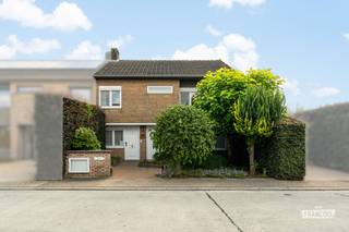 Welkom in de Zonstraat 32 te Torhout!<br /><br />Gelegen in het rustige Sint-Henricus vindt u deze ruime en veelzijdige woning boordevol mogelijkheden. De eigendom is momenteel ingedeeld in een woonst en een aparte praktijkruimte, elk met een eigen inkom. Hierdoor is deze woning uitermate geschikt voor wie wonen en werken wil combineren of op zoek is naar een woning met mogelijkheden tot kangoeroewonen.<br /><br />Via de inkomhal betreedt u de lichtrijke leefruimte met aansluitend de keuken en een praktische berging. Verder beschikt het gelijkvloers over een gastentoilet en een veranda die uitkijkt op de zonnige tuin en een vlotte verbinding creëert tussen binnen en buiten.<br /><br />Op de eerste verdieping bevinden zich maar liefst vijf volwaardige slaapkamers en een functionele badkamer. Daarnaast biedt de zolder nog heel wat extra opbergruimte.<br /><br />De afzonderlijke praktijkruimte bestaat uit een wachtzaal, een bureel en een apart toilet. Dankzij de eigen inkom en de doordachte indeling kan deze ruimte eenvoudig worden ingericht als extra leefruimte, zorgwoning of een tweede woonentiteit.<br /><br />Tot slot beschikt deze halfopen bebouwing over een garage, wat zorgt voor extra parkeergelegenheid en bijkomend comfort.<br /><br />Bent u op zoek naar een ruime woning met tal van mogelijkheden op een rustige locatie in Torhout? Contacteer ons dan snel voor een bezoek!<br /><br />Deze prijs is een vraagprijs. Elk bod onder, boven of gelijk aan deze prijs zal worden voorgelegd aan de eigenaar(s), die deze al dan niet kunnen aanvaarden.<br /><br />