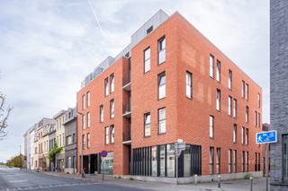 <div>
<div>
<div>
<div>
<div>
<div>Penthouse met 4 slaapkamers, 2 badkamers en 4 staanplaatsen te koop op toplocatie<br /><br />Locatie:<br />Penthouse op een zeer centrale en trendy ligging in Antwerpen-Dam, vlak bij het nieuwe park ‘Spoor Noord’. ‘Den Dam’ is een voormalige havenwijk die volledig heropleeft. Je wandelt er tussen gezellige plekjes, groene parken en karaktervolle gebouwen. Doorheen het jaar zijn er tal van activiteiten zoals markten en zomerbars. Deze buurt is uitgegroeid tot een dynamische en aangename omgeving.<br /><br />Beschrijving:<br />Aan de Viaduct-Dam bevindt zich dit ruime en lichtrijke penthouse, gelegen op de bovenste verdieping van een studentenresidentie. Het appartement is bereikbaar via trap en lift. De inkom bevindt zich in de eetkamer, die onmiddellijk toegang biedt tot het ruime terras. De open en volledig geïnstalleerde keuken sluit mooi aan op de gezellige leefruimte.<br /><br />Het penthouse beschikt over vier volwaardige slaapkamers en twee badkamers. De eerste badkamer is uitgerust met douche, toilet en lavabo. De tweede badkamer beschikt over een douche en dubbele lavabo. Daarnaast is er een apart toilet en een praktische berging met aansluiting voor wasmachine en/of droogkast. <br /><br />Bijzonderheden:<br />– Ruim terras<br />– Centrale ligging nabij invalswegen<br />– EPC: 167 kWh/m² jaar<br />– 4 ondergrondse staanplaatsen apart aan te kopen.</div>
</div>
</div>
</div>
</div>
</div>