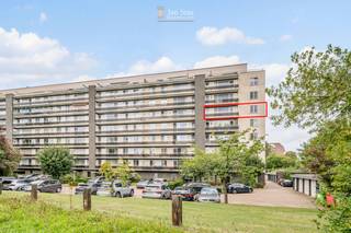 Dit leuke appartement is gelegen op de hoek van het gebouw en omwille van de ramen in de zijgevel en de zuidoost oriëntatie is het bijzonder lichtrijk! Naast het gebouw zijn open velden gelegen waarover u zicht heeft op het centrum van Leuven! Rustige ligging met zicht op groen!<br /><br />Bestaande uit een inkomhal met plaats voor vestiaire, een ruime leefruimte met een zit- en een eetplaats en aansluitend een terras, een keuken met aansluitend een terras, 3 mooie slaapkamers, een nachthal met een apart toilet en een badkamer met een raam.<br />Op het gelijkvloers beschikt het appartement over een private berging en een gemeenschappelijke fietsenberging. U heeft tevens de mogelijkheid om garagebox nr. 87 bij aan te kopen aan €30.000. <br /><br />EPC 150kWh(B-label)! Asbestveilig!<br /><br />U kan mij rechtstreeks contacteren op arnaut@immojanstas.be of op 0495/292080.<br /><br />Bijkomende info (EPC, bodemattest, stedenbouwkundige inlichtingen,...) vindt U onder de sectie "downloads".