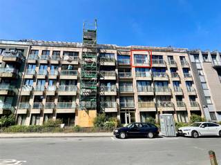 This furnished apartment is quietly located in the well-maintained residence "Lambermont Gardens", within walking distance of both Albert Park...