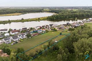 <p>Te koop te Berlare!<br />Midden in het groen en met een adembenemend uitzicht over de omliggende velden, bevindt zich deze charmante woning die rust, ruimte en natuur perfect combineert. Hier geniet u dagelijks van een landelijke omgeving terwijl u zich op wandelafstand bevindt van Nieuwdonk, de Eendenkooi en tal van prachtige fiets-, wandel- en ruiterroutes.<br />Bij het betreden van de woning komt u terecht in een ruime en lichtrijke leefruimte. De volledig geïnstalleerde keuken biedt alle comfort voor dagelijks gebruik en sluit rechtstreeks aan op de gezellige veranda. Deze vormt zonder twijfel een van de mooiste plekken van de woning, waar u in alle seizoenen kunt genieten van het unieke verzicht op de achterliggende velden.<br />Verder beschikt de woning over drie mooie en volwaardige slaapkamers, ideaal voor een gezin of voor wie graag extra ruimte heeft voor een hobby- of bureelkamer. <br />De badkamer is uitgerust met een comfortabel ligbad.<br />Wat deze eigendom werkelijk uniek maakt, zijn de uitgebreide mogelijkheden voor dieren- en paardenliefhebbers. De woning beschikt over twee paardenstallen die inbegrepen zijn in de prijs, evenals een aangrenzend weideland van bijna 40 are. Hierdoor biedt deze eigendom alles wat nodig is om paarden aan huis te houden en volop te genieten van het buitenleven.<br />Daarnaast zijn er twee garages aanwezig, wat zorgt voor extra comfort en voldoende ruimte voor het stallen van voertuigen, fietsen, materiaal of opslag. Alsook Kelderruimte met buitenlicht aanwezig die kan dienen als bureau, stockage en/of extra slaapkamers.<br />Deze eigendom vormt een zeldzame kans voor wie op zoek is naar een woning op een topligging, omringd door natuur en met alle mogelijkheden om een landelijke levensstijl te combineren met comfort. Het prachtige uitzicht, de aanwezige paardenfaciliteiten, de ruime weidegrond en de nabijheid van talrijke recreatiemogelijkheden maken van deze woning een unieke parel in het hart van Donk.<br />Interesse? Contacteer collega Bernhard 0476 022 089 - bernhard@cornelis-goeman.be</p>