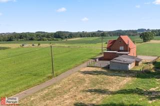 Welkom aan de Dennenweg 11 in Tielt-Winge!<br /><br />Ben je op zoek naar een open bebouwing met een fantastische ligging en een prachtig, rustgevend uitzicht?<br />Deze woning bevindt zich in een landelijke omgeving en biedt een adembenemend agrarisch zicht over de rondom liggende velden. Het unieke, diepe perceel biedt door zijn mooie grootte tal van mogelijkheden om hier je eigen groene oase te creëren waar je in alle privacy kunt genieten.<br /><br />Het pand beschikt over een uiterst solide basis. Hoewel de woning dient gerenoveerd te worden. Met de juiste gerichte ingrepen maak je van dit huis in een energiezuinige en gezellige thuis voor de toekomst.<br /><br /><br /><u><strong>INDELING:</strong></u><br /><strong>Gelijkvloers:</strong> hal, keuken, leefruimte, zitplaats, veranda, toilet, garage<br /><strong>1ste verdieping:</strong> 3 slaapkamers, badkamer <br /><strong>Zolder:</strong> zolderruimte bereikbaar via luik<br /><strong>Tuin:</strong> tuin, oprit met 5 staanplaatsen<br /><strong>Kelder:</strong> kleine kelder<br /><br />Ervaar zelf de vele voordelen van deze woning tijdens een persoonlijke rondleiding.<br />Maak vandaag nog je afspraak.<br />Mail naar info@immopersyn.be of bel 013 444 008.<br />