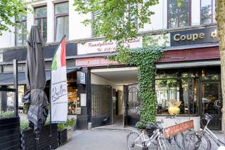 Op zoek naar een cosy en centraal gelegen woonplek in Antwerpen? Deze charmante studio (37m²) op de 4de verdieping (zonder lift), gelegen in de geliefde Volkstraat, biedt het comfort van een aparte slaapruimte én een knus terrasje.<br /><br />Indeling:<br /><br />De studio omvat een lichtrijke leefruimte en een open keuken met zithoek. De keuken beschikt over: een dampkap met kookplaat, spoelbak, aansluiting wasmachine. <br /><br />Verder is er nog een aparte slaapkamer en een badkamer met douche en enkel lavabomeubel.<br /><br />Tot slot is er nog een apart toilet met handenwasser en een gezellig, zonnig terrasje.<br /><br />De gemeenschappelijke kosten bedragen €50 per maand. Deze omvatten: provisie water en minuterie gemene delen. <br /><br />Gelegen op een toplocatie in het Zuid: winkels, horeca, musea en openbaar vervoer op wandelafstand<br /><br />Troeven: <br />-Knus zonnig terrasje <br />-Aparte slaapruimte <br />-Onmiddellijk beschikbaar<br /><br />Interesse? Contacteer One vastgoed snel op het nummer 03 360 85 30.