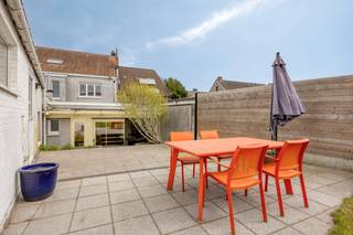 Op zoek naar een veelzijdig eigendom met enorme bewoonbare oppervlakte én investeringspotentieel?<br />Deze indrukwekkende woning van maar liefst ca. 340 m² combineert ruimte, functionaliteit en toekomstmogelijkheden.<br />Een bijzonder grote troef is de reeds aanwezige vergunning voor het opsplitsen naar een meergezinswoning met twee entiteiten, ondersteund door uitgewerkte plannen. Ideaal voor kangoeroewonen, opbrengsteigendom of combinatie wonen/werken.<br /><br /><strong>Indeling gelijkvloers – 1-slaapkamerappartement + garagecomplex</strong><br />Via de ruime gemeenschappelijke inkomhal krijgt men toegang tot het gelijkvloers appartement en de overige ruimtes.<br />Het instapklare 1-slaapkamerappartement omvat:
<ul>
<li><span>Aangename leefruimte </span></li>
<li><span>Volwaardige keuken met aansluitende uitbreiding/veranda die zorgt voor extra lichtinval en ruimtegevoel </span></li>
<li><span>Slaapkamer</span></li>
<li><span>Badkamer</span></li>
<li><span>Apart toilet </span></li>
<li><span>Berging </span></li>
</ul>
Vanuit de veranda is er directe toegang tot het terras en de tuin, wat dit appartement bijzonder aantrekkelijk maakt.<br />Verder beschikt het gelijkvloers over een uitzonderlijk ruime garage, ideaal voor meerdere wagens, werkruimte of opslag.<br />Aansluitend bevinden zich nog diverse functionele ruimtes:
<ul>
<li><span>Technische ruimte </span></li>
<li><span>Tuinberging</span></li>
<li><span>Extra berging <br />Deze volumes bieden tal van mogelijkheden voor hobby, stockage of werkatelier. </span></li>
</ul>
<strong>Eerste en tweede verdieping – ruim duplex appartement (4 slaapkamers)</strong><br />De bovenverdiepingen vormen samen een bijzonder ruim duplex appartement.<br />Eerste verdieping:
<ul>
<li><span>Zeer ruime en lichtrijke zitkamer/leefruimte</span></li>
<li><span>Aparte keuken</span></li>
<li><span>multifunctionele ruimte, perfect als extra slaapkamers of thuiskantoor </span></li>
<li><span>Badkamer </span></li>
<li><span>Apart toilet </span></li>
<li><span>Wasplaats/berging </span></li>
</ul>
<strong>Tweede verdieping</strong>
<ul>
<li><span>3 volwaardige slaapkamers: </span></li>
<li><span>Nachthal</span></li>
<li><span>Extra bergruimtes </span></li>
<li><span>Apart toilet</span></li>
</ul>
<strong>Troeven van dit eigendom</strong>
<ul>
<li><span>Totale bewoonbare oppervlakte van ca. 340 m² </span></li>
<li><span>Vergunning voor opsplitsing naar 2 woonunits </span></li>
<li><span>Ideaal als investeringspand of kangoeroewoning </span></li>
<li><span>Grote garage (± 42 m²) + talrijke bergingen </span></li>
<li><span>Tuin met terras en veranda </span></li>
<li><span>Veel potentieel voor combinatie wonen/werken</span></li>
</ul>
Deze eigendom biedt een zeldzame combinatie van ruimte, flexibiliteit en rendementspotentieel.<br />Een unieke kans voor wie groot wil wonen of slim wil investeren. Bel nu op 03/775.78.79.<br />Ben je ook van plan jouw eigendom te verkopen? Maak een afspraak voor een gratis schatting, wij maken er samen een succesverhaal van.