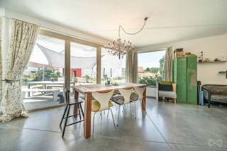 TERVUREN – Stijlvol en energiezuinig gelijkvloers appartement van ca. 107 m² (volgens EPC), nieuwbouw van 2021, gelegen in een...