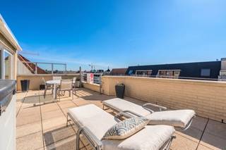 Het appartement is gelegen op de vijfde verdieping van de goed onderhouden residentie Beach Palace, gelegen aan de Leopoldlaan en de Zeedijk. Het lichtrijk en zonnig appartement is zeer mooi onderhouden. Binnenkomen doet u in de ruime en lichtrijke woonkamer met toegang tot het ruime zuidgericht terras met zijdelings zeezicht. Via de geinstalleerde keuken kan u het terras aan de achterzijde betreden waarop u geniet van de ochtendzon. De slaapkamer heeft extra kastruime en de badkamer is voorzien van lavabo, douche en toilet. Er is ook een berging met aansluiting van een wasmachine en droogkast. Indeling: - Lichtrijke leefruimte met toegang tot terras met middagzon - Geinstalleerde keuken met toegang tot terras met ochtendzon- Berging met aansluiting wasmachine en droogkast- Slaapkamer- BadkamerTroeven: - Zeer mooi onderhouden- Instapklaar appartement- Mooie gevelbreedte- Zijdelings zeezicht- Centrale locatie aan de Zeedijk en Leopoldlaan- Ruime terrassen- Gemeenschappelijk afvallokaal - Gemeenschappelijke fietsenberging - Verkoeling via de airco in het appartementInteresse in dit lichtrijk appartement met zijdelings zeezicht en zongerichte terrassen? Neem vandaag nog contact op voor een bezichtiging!Bestuursmaatregelen in het maatregelenregister: nee