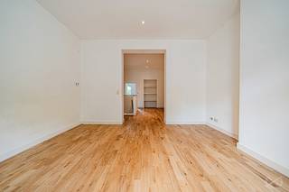 <h3>Info & bezoeken: nathalie.p@weinvest.be | 02 315 77 22</h3>
<p>In een gewilde en gezellige buurt in Jette, heeft We Invest het genoegen dit opbrengsteigendom met <b>3 erkende wooneenheden</b> aan u voor te stellen.</p>
<p>Het gebouw is strategisch gelegen, direct aan de De Smet de Naeyerlaan. De buurt biedt een dynamische leefomgeving met een directe nabijheid van openbaar vervoer (tram, bus), scholen, de winkels van het Spiegelplein en groene zones.</p>
<p>Dit pand met een groot potentieel is als volgt samengesteld:</p>
<ul>
<li>
<p><b>Gelijkvloers & Souterrain:</b> Een appartement ingericht als "souplex" van 92 m² (PEB F - 286 kWh/m².jaar)</p>
</li>
<li>
<p><b>1ste verdieping:</b> Een lichtrijk appartement van 66 m² (PEB D - 174 kWh/m².jaar)</p>
</li>
<li>
<p><b>2de verdieping & Zolder:</b> Een appartement ingericht als "duplex" van 106 m² (PEB D - 209 kWh/m².jaar)</p>
</li>
</ul>
<p>Het gebouw beschikt over kelders ondergronds en een collectief centraal verwarmingssysteem op gas (Vaillant condensatieketel). <b>Uitstekend nieuws: de elektriciteit is overal conform.</b></p>
<p>Hoewel het door de gemeente erkend is als een opbrengsteigendom van 3 eenheden, wijken de huidige indelingen (souterrain, zolder, dakkapellen) af van de gearchiveerde plannen.</p>
<p>Dit gebouw vertegenwoordigt een zeldzame kans voor een investeerder die waarde wil toevoegen aan een karaktervol pand in een zeer gevraagde regio.</p>
<p><b>Mis deze kans niet, bel ons direct!</b></p>