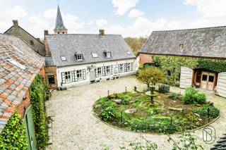 ✨ Een unieke parel in de streek ✨In volwaardig woongebied bevindt zich deze uitzonderlijke hoeve bestaande uit een woonhuis, extra woonhuis, grote...
