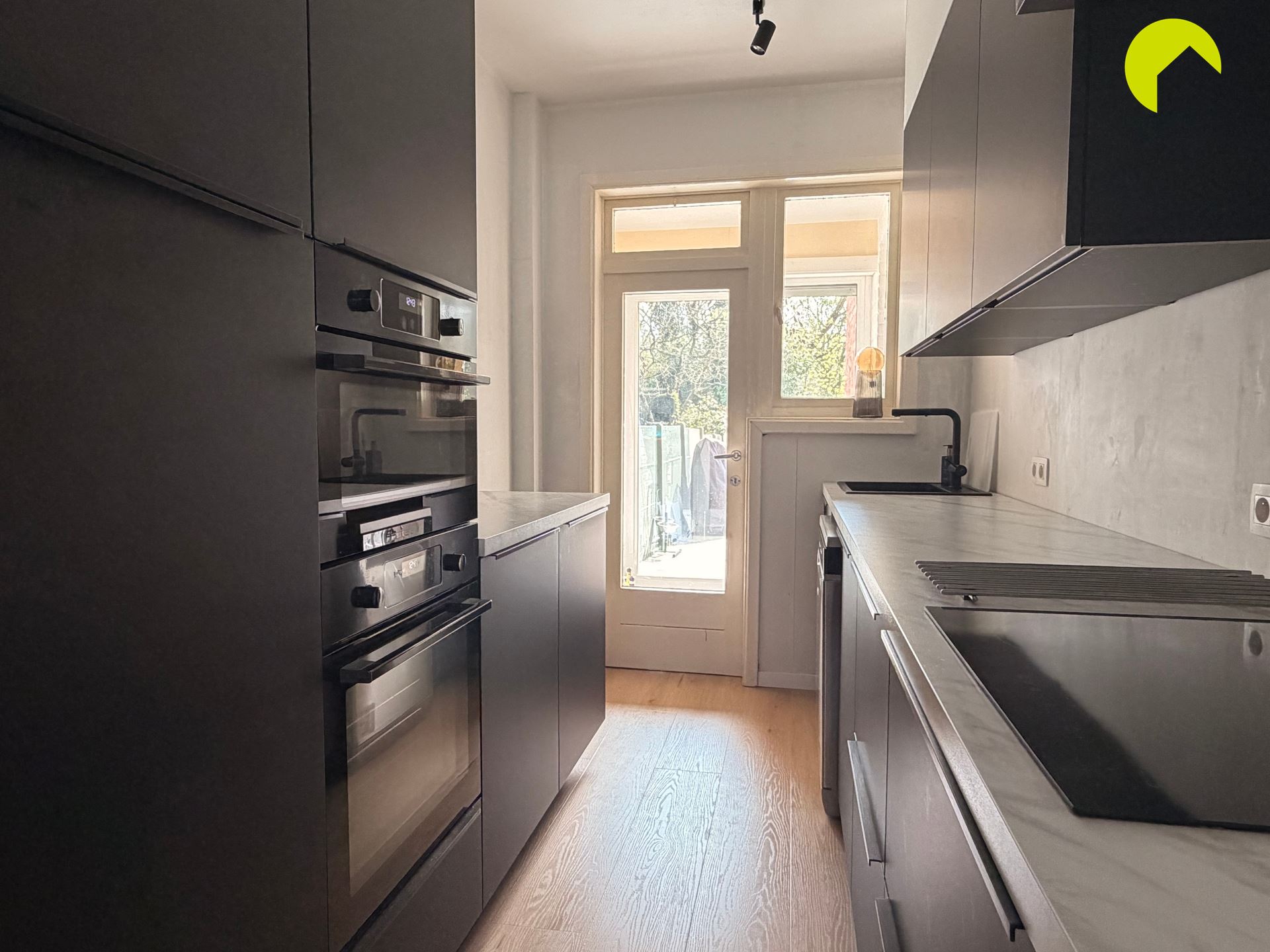 Modern gelijkvloers appartement met 2 slaapkamers en tuin! - foto 5