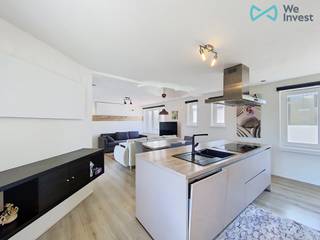 Op zoek naar een appartement waar comfort, technologie en een uitstekende ligging hand in hand gaan? Dan zal dit stijlvolle appartement aan de rand van het centrum u zeker weten te bekoren.<br /><br />Dankzij de rustige ligging geniet u hier van het beste van twee werelden: alle dagelijkse voorzieningen bevinden zich op wandelafstand, met winkels, scholen en een tramhalte vlakbij, terwijl u binnen slechts twaalf minuten het strand bereikt. Een ideale uitvalsbasis voor zowel permanente bewoning, een tweede verblijf als een slimme investering.<br /><br />Gelegen op de eerste verdieping en bereikbaar via een brede trap, baadt het appartement in natuurlijk licht dankzij de grote raampartijen die een aangename en open sfeer creëren. Binnen geniet u van hedendaags wooncomfort met slimme domotica, een videofoon, op afstand bedienbare verwarming en airconditioning in de slaapkamer.<br /><br />De ruime slaapkamer verwelkomt u elke ochtend met een prachtige zonsopgang. De moderne keuken vormt het hart van de woning en is uitgerust met een stijlvol kookeiland en kwalitatieve toestellen, waaronder een inductiekookplaat met uitbreidbare kookzone. Verder beschikt het appartement over een praktische berging met aansluitingen voor wasmachine en droogkast, een afzonderlijk toilet en een verzorgde badkamer met verwarmde infraroodspiegel.<br /><br />Op het gezellige terras geniet u in alle rust van een ontbijt in de ochtendzon. Bovendien is het appartement volledig aardgasvrij en zijn alle ramen voorzien van vliegenramen, wat bijdraagt aan een duurzaam en comfortabel woonklimaat.<br /><br />Momenteel is het appartement permanent verhuurd, waardoor het meteen een interessante opbrengsteigendom vormt. Dankzij de combinatie van ligging, comfort en energiezuinige voorzieningen is dit ook een uitstekende keuze voor wie op zoek is naar een zorgeloos tweede verblijf aan de kust.<br /><br />Een modern appartement met een warme uitstraling, slimme technologie en een strategische ligging. Een buitenkans die u niet mag missen.<br /><br />Dit appartement wordt aangeboden met een startprijs van € 199.000 en een richtprijs van € 215.000.<br />Elk bod zal door de eigenaar in overweging genomen worden.