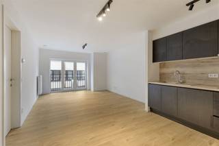 <p><span>La résidence haut de gamme Hampton II est située juste à la périphérie du centre-ville (à l'angle de la Weststraat, de la Vanderstichelenstraat et de la Van Beersstraat) et à 50 mètres du Zeedijk. </span></p><p><span>Cette résidence neuve exclusive abrite un large éventail d'appartements de 1, 2 et 3 chambres, dont certains disposent de terrasses spacieuses et d'une vue sur la mer. </span></p><p><span>Les appartements en duplex sont situés aux étages supérieurs.</span></p><p><span>Le rez-de-chaussée abrite également 4 locaux commerciaux, une vitrine et des garages au rez-de-chaussée et au sous-sol.</span></p><p><span> </span></p><p><span>Ce projet est terminé. Il ne reste plus qu'un appartement à vendre.</span></p><p><span> </span></p><p><span>Achetez maintenant avec une TVA de 6 %!*</span></p><p><span> </span></p><p><span>*Contactez notre agence pour connaître les conditions et frais supplémentaires</span></p><p><span> </span></p><p><span> </span></p>