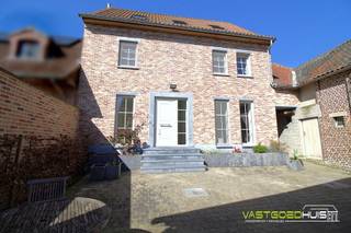 <p>Ontdek deze prachtige landelijke woning in hoevestijl met een charmante gesloten binnenkoer, volledig omgeven door stallingen, gelegen in Idegem. Deze instapklare woning combineert karakter en rust met moderne luxe. De stijlvolle inkomhal verwelkomt u en biedt via een grote glazen deur een helder zicht op de leefruimte, keuken en trap naar de eerste verdieping. De lichtrijke leefruimte in Japandi-stijl vormt het hart van de woning en biedt samen met de volledig geïnstalleerde eikenhouten keuken met eiland een prachtig uitzicht op de zonnige tuin. De eetkamer is subtiel verhoogd en bereikbaar via enkele treden, wat een speels en apart accent geeft aan de open ruimte. Ook de gashaard zorgt voor extra gezelligheid. De woning beschikt over 4 slaapkamers verdeeld over de eerste en tweede verdieping, een dressing en een ingerichte badkamer met hoekbad en douche. Buiten zijn er 2 aangelegde zonneterrassen voor lounge en eettafel. Daarnaast is er nog een bergingszolder en een grote garage met automatische poort. Ook op de binnenkoer is er nog voldoende parkeergelegenheid voor meerdere voertuigen. Comfort en duurzaamheid zijn verzekerd dankzij zonnepanelen, een warmtepomp (lucht/lucht), CV-radiatoren op aardgas, hoogrendementsglas-PVC, een volledig conforme elektriciteitsinstallatie en een EPC-label B. Verder geniet u van een hoogwaardige afwerking met mortex-elementen en maatkasten in de vestiaire. Gelegen in een residentiële omgeving nabij het Provinciaal Domein De Gavers en belangrijke verbindingswegen is deze vernieuwde woning ideaal voor gezinnen. Plan uw bezoek vandaag nog en ontdek alles wat deze woning te bieden heeft! Bel 054/69.68.67</p>