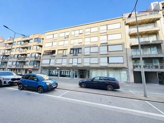 Uitstekend gelegen vakantie appartement in hartje Knokke, slechts enkele passen verwijderd van de Zeedijk, het Rubensplein en de Lippenslaan. Het appartement is instapklaar en profiteert van een energielabel B. <br /> <br />Omringd door horeca, winkels en leuke boetiekjes is dit hét vakantieverblijf bij uitstek. <br />Door de goede ligging vlakbij het strand komt het appartement eveneens in aanmerking voor vakantie - of jaarverhuur. <br /> <br />Indeling: Inkomhal met gastentoilet, aangename en lichtrijke woonkamer met open zicht op de Leopoldlaan, ingerichte open keuken voorzien van alle nodige toestellen, badkamer met ligbad en één slaapkamer.<br /><br />Recente condensatieketel, energiezuinig met EPC-label B, lage syndickosten dankzij het ontbreken van een lift in de residentie en een gemeenschappelijke fietsenberging.<br /><br />Kortom, een ideale opportuniteit zowel voor eigen bewoning (hoofdverblijf of tweede verblijf) als voor investering met een aantrekkelijk huurrendement.<br /><br />Bezoeken? Graag na afspraak met Willem Cauwels via tel. 050 89 27 70