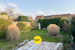 Deze ruime woning is gelegen op een mooi perceel van 302 m² en geniet een bijzonder gunstige ligging in een vlot bereikbare omgeving. Winkels, scholen en openbaar vervoer bevinden zich in de nabije omgeving, terwijl ook de belangrijkste invalswegen snel en eenvoudig bereikbaar zijn. Dankzij deze centrale maar toch rustige ligging in een doodlopende straat, gecombineerd met de solide constructieve basis, vormt deze woning een uitstekende opportuniteit voor wie op zoek is naar een renovatieproject met veel potentieel!<br />Op het gelijkvloers vindt u een inkomhal die leidt naar de lichtrijke leefruimte met aansluitend de keuken en de veranda, waar u geniet van een aangenaam zicht op de zuidgerichte tuin. Daarnaast beschikt de woning over een praktische berging/wasplaats met een afzonderlijk toilet en rechtstreekse toegang tot de garage met bovenliggende zolderruimte.<br />De eerste verdieping bestaat uit een nachthal, drie volwaardige slaapkamers en een badkamer. Via een zolderluik bereikt u de zolderverdieping, die ruime mogelijkheden biedt voor extra bergruimte of een verdere inrichting.<br />EPC: 589 kWh(m2jaar) (Gvg, Wg, Gmo, Gvkr, Gvv) Ref. BR00081