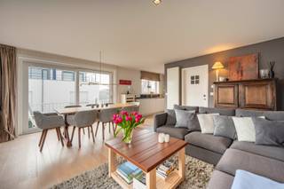 Ruim en comfortabel 3-slaapkamerappartement op de eerste verdieping, gelegen op een uitzonderlijk rustige locatie in Duinbergen, op wandelafstand van Park 58, de Zeedijk en het Stübbenpark.<br /><br />Indeling: een ruime inkomhal met een apart gastentoilet. Royale, lichtrijke woonkamer met toegang tot een aangenaam terras. Open keuken met alle comfort. Verder beschikt het over een ruime badkamer en drie mooie slaapkamers. De hoofdslaapkamer geniet van een mooi open zicht over de paadjes en villa's van Duinbergen. <br /><br />Pluspunten: Het gebouw heeft recent een volledige dakrenovatie ondergaan, inclusief nieuwe zolderisolatie. Een gunstig EPC-attest. De prijs is inclusief garagebox in de residentie.<br /><br />Aarzel niet om contact op te nemen voor meer informatie. Bezoeken enkel op afspraak mogelijk.<br />Ref. A010 