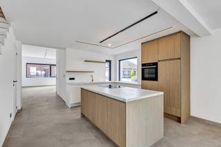 <p>Voor meer info of een bezoek, bel 053 59 49 31 - Op een aantrekkelijke locatie te Haaltert bevindt zich deze volledig gerenoveerde woning. Scholen, winkels en openbaar vervoer bevinden zich in korte nabijheid. Deze woning onderging in <strong>2026 </strong>een <strong>grondige totaalrenovatie</strong>, waarbij zowel kwaliteit als duurzaamheid centraal stonden. De moderne gevel en <strong>zorgvuldig gekozen materialen</strong> zorgen voor een eigentijdse look. Het gelijkvloers omvat een inkomhal met toilet, een lichtrijke leefruimte vormt samen met de <strong>volledig geïnstalleerde open keuken</strong> het warme hart van de woning. Grote raampartijen zorgen voor een mooi zicht op de <strong>onderhoudsvriendelijke tuin</strong>, waar u in alle rust op het zonneterras kan genieten. Via de leefruimte heeft men ook toegang tot de droge kelder. Op de eerste verdieping bevinden zich twee ruime slaapkamers en een comfortabele badkamer. De derde, zeer ruime slaapkamer bevindt zich op de tweede verdieping en is perfect als master bedroom. Verder beschikt de woning over een <strong>grote garage</strong> (39m² - automatische poort) met toegang rechtstreeks via de leefruimte. Troeven: EPC label A - Nieuwstaat - Zonnepanelen - Waterput aangesloten (Maatregelenregister en stedenbouw in aanvraag)</p>