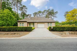 Zeer goed onderhouden woning met 2 slaap- en 2 badkamers.<br /><br />GELIJKVLOERS<br />Inkomhal met gastentoilet<br />Zithoek met gashaard<br />Eetkamer <br />Ontbijthoek <br />Volledig ingerichte keuken<br />Wasplaats en koele berging<br />2 grote slaapkamers (20m² -18m²)<br />2 badkamers <br />Apart toilet<br />Inpandige garage met trap naar eerste verdieping<br /><br />EERSTE VERDIEPING<br />Mogelijkheid om slaapkamer bij te creëren <br />Nu bereikbaar via garage maar in inkomhal is mogelijkheid reeds voorzien<br /><br />BUITEN<br />Volledig omheinde mooi aangelegde tuin<br />Groot terras ook deels overdekt (45m²)<br />Tuinhuis<br /><br />BIJZONDERHEDEN<br />Rustige ligging met veel privacy <br />Zuidwest oriëntatie<br />Kruipkelder<br />Mogelijkheid voorzien om trap in inkomhal te installeren <br /><br />POSITIEVE PUNTEN<br />Gunstig EPC B<br />Elektriciteit conform<br />Prima onderhouden<br />Snel beschikbaar