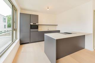 <p>Droom je van een splinternieuw appartement zonder de gebruikelijke wachttijden van een nieuwbouwproject? Dan is dit volledig afgewerkte en onmiddellijk beschikbare nieuwbouwappartement van 118 m² precies wat je zoekt. Hier geniet je van alle voordelen van nieuwbouw – energiezuinigheid, hedendaags comfort en kwalitatieve afwerking – zonder bouwstress of lange oplevertermijnen.</p><p>Gelegen aan de bosrand, in een rustige en autoluwe woonomgeving, biedt dit ruime appartement een unieke combinatie van groen wonen en een uitstekende bereikbaarheid. De lichtrijke leefruimte met grote raampartijen creëert een aangenaam gevoel van ruimte en biedt een mooi uitzicht op de omliggende natuur. De open indeling zorgt voor een vlotte verbinding tussen wonen, koken en ontspannen.</p><p>Het appartement beschikt over twee volwaardige slaapkamers, een stijlvolle badkamer en een praktische berging. Dankzij de hoogwaardige afwerking en energiezuinige technieken ben je verzekerd van een duurzaam en comfortabel thuis met lage energiekosten.</p><p>De ligging vormt een absolute meerwaarde. Omringd door parkgroen, wandelpaden en de nabijgelegen bosrand geniet je dagelijks van rust en natuur, terwijl winkels, scholen, openbaar vervoer en belangrijke verbindingswegen zich op korte afstand bevinden.</p><p>Extra comfort wordt voorzien door de ondergrondse parkeergarage. Een ondergrondse autostaanplaats dient afzonderlijk aangekocht te worden, zodat de bovengrondse omgeving groen, veilig en autoluw blijft.</p><p>Ben je op zoek naar een instapklare nieuwbouwwoning waar je meteen kunt intrekken? Contacteer ons voor meer informatie of een bezoek aan dit unieke appartement in Mechelen.</p>