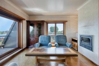 Op de derde en hoogste verdieping van een verzorgd gebouw (BJ 1991) langs de Brusselsesteenweg bevindt zich dit bijzonder ruime dakappartement met een bruto vloeroppervlakte van ca. 125 m² (BVO). Dankzij de hoekligging geniet het appartement de volledige dag van een uitstekende lichtinval en een zonnige oriëntatie, wat zorgt voor een aangenaam en open woongevoel.<br /><br />De leefruimte biedt uitzonderlijk veel ruimte en wordt omringd door grote raampartijen die een overvloed aan natuurlijk licht binnenbrengen. De centrale haard zorgt voor gezelligheid. Aansluitend bevinden zich de eetruimte en de keuken, met directe toegang tot de terrassen die samen goed zijn voor 14 m² buitenruimte. Hier geniet u van zon van 's morgens tot 's avonds.<br /><br />Het appartement beschikt over drie volwaardige slaapkamers, een badkamer met ligbad en douche, een afzonderlijke berging en twee toiletten. De indeling biedt een uitstekende basis voor wie op zoek is naar een ruim appartement dat naar eigen smaak kan worden opgefrist.<br /><br />Het EPC bedraagt 441 kWh/m² (label E), waarbij het hogere label voornamelijk te verklaren is door de verouderde elektrische verwarming. <br /><br />Garagebox beschikbaar voor 29.000 EUR. <br /><br />Een unieke opportuniteit voor wie op zoek is naar een lichtrijk en uitzonderlijk ruim dakappartement met zonnige terrassen en tal van mogelijkheden om er een hedendaagse woonst van te maken.<br /><br />Dit pand is onderworpen aan de renovatieverplichting van de Vlaamse overheid voor residentiële gebouwen (behoudens bij sloop binnen 5 jaar na de aankoop). Consulteer voor meer informatie de website van het Vlaams Energie- en Klimaatagentschap via https://www.vlaanderen.be/een-woning-kopen/renovatieverplichting-voor-residentiele-gebouwen<br /><br />Bestuursmaatregelen in het maatregelenregister: nee<br /><br />Deze AI-visualisaties zijn bedoeld als inspiratie. Er werd geen rekening gehouden met technische specificaties, stedenbouwkundige voorschriften of de concrete mogelijkheden tot realisatie.