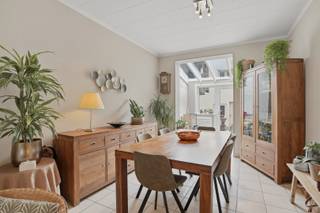 Op een centrale ligging te Bredene, nabij het shoppingcentrum en de spuikom bevindt zich deze gesloten woning met een bruikbare vloeroppervlakte van maar liefst 141 m². Dankzij de praktische indeling, drie slaapkamers en energiezuinige voorzieningen is dit een ideale gezins- of starterswoning.<br /><br />Op het gelijkvloers vindt u de inkomhal, een gezellige leefruimte met gascassette, een eetplaats en een volledig ingerichte keuken met oven, gasfornuis, dampkap, vaatwasser, koelkast en diepvries. De veranda met vernieuwde glaspanelen en Daikin-warmtepomp biedt toegang tot de onderhoudsvriendelijke buitenruimte met aanpalend ruime berging. <br /><br />De eerste verdieping omvat twee ruime slaapkamers en een badkamer met douchecabine, hangtoilet en lavabomeubel. Eén slaapkamer beschikt over een Daikin airco/warmtepomp. Op de tweede verdieping bevindt zich dan de ruime derde slaapkamer.<br /><br />De woning is voorzien van dubbele beglazing, zonnepanelen en verwarming via een gascassette en warmtepompen. Met een EPC-score van 328 kWh/m² en energielabel D geldt er geen renovatieverplichting!<br /><br />Een ruime woning met veel potentieel op een centrale ligging in Bredene!