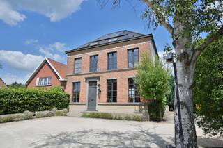 <p><span>Een prachtige herenwoning gelegen te Booischot. Nabijheid van Heist centrum, openbaar vervoer, scholen en lokale handelaars. Een woning waar karaktervolle, authentieke elementen hand in hand gaan met functionaliteit.</span></p><p><span>Deze woning werd compleet gerenoveerd met EPC score C dankzij de ramen dubbel glas, de centrale verwarming op aardgas met vernieuwde HR ketel 2022, de zonnepanelen en thuisbatterij, de airco units aanwezig in de slaapkamers en uiteraard de dakisolatie.</span></p><p><span>Elektriciteit werd conform gekeurd.</span></p><p><span> </span></p><p><span>Het gelijkvloers omvat een statige inkomhal die toegang biedt tot de woonkamer met hoge raampartijen en hoge plafonds waardoor u onmiddellijk ondergedompeld wordt in de charme van de woning. De functionele keuken voorzien van alle toestellen, de wasplaats en toiletruimte zorgen uiteraard voor het nodige comfort. </span></p><p><span>De 1</span><span><sup>ste</sup></span><span> verdieping geeft uit op een nachthal, 3 slaapkamers en een totaal vernieuwde badkamer voorzien van ligbad, inloopdouche en 2</span><span><sup>de</sup></span><span> toilet. Prachtig vernieuwd in de stijl en authenticiteit van de woning.</span></p><p><span>Het 2</span><span><sup>de</sup></span><span> verdiep werd volledig omgetoverd tot masterbedroom en extra berging kamer.</span></p><p><span>Via een valtrap krijgt u toegang tot de ruime bergingzolder.<br />Tevens geniet de woning nog een compacte kelderberging van 6m².</span></p><p><span>De verzorgd aangelegde voortuin biedt parkeergelegenheid voor meerdere wagens. De achtertuin is volledig afgeschermd, omheind en bijgevolg kind- en diervriendelijk. Hier zal u ongetwijfeld tot rust komen en vindt u de nodige privacy.<br /><br /></span><span>Samengevat, een pand met karakter dat beantwoordt aan de hedendaagse normen van comfort.</span><span><br /><br /></span><span>TROEVEN</span><span>:<br />- Authentieke elementen zoals de originele eiken trappenhal, de hoge plafonds, de grote raampartijen<br />- Geen renovatieverplichting dankzij gunstige EPC score<br />- Elektriciteit conform<br />- 4 slaapkamers<br />- dankzij de zolder veel berging mogelijkheden<br />- veel parkeergelegenheid voor de woning</span></p><p><span> </span></p><p><span>Adviesprijs is € 500.000. Contacteer Dupont Vastgoed voor meer informatie of een bezoek ter plaatse op 015/15 15 15.</span></p><p><span> </span></p>