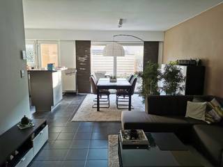 Rustig gelegen eengezinswoning met 3 slaapkamers, tuin en garage. <br /><br />Deze recent gerenoveerde rijwoning ligt in de kindvriendelijke wijk De Schomme, op wandelafstand van recreatiedomein De Schorre. Er is geen doorgaand verkeer, ideaal voor gezin met kinderen. Winkels, scholen en openbaar vervoer op wandelafstand. Vlotte verbinding met A12, E19 en N16.<br /><br />Dit eigendom is gebouwd in 2002 en steeds goed onderhouden, asbestveilig, de keuring van de electriciteit<br />is conform en het EPC heeft een goed label B.<br /><br />Gelijkvloers is volledig betegeld, inkomhal met apart toilet, lichtrijke woonkamer en vernieuwde open keuken 2024, met zicht op de tuin.<br />Keuken met oven, microgolf, gaskookplaat met grill, dampkap, koelkast en vaatwasser. Dubbele beglazing met electrische zonnescreens. PVC-ramen. Inpandige garage met electrische sectionale poort. CV-ketel Junkers en wasmachine aansluiting. Aansluiting voor waterontharder is voorzien.<br />Zuidgerichte tuin met terras, omheining en tuinhuis.<br /><br />Digitale Bosch EasyControl thermostaat (2022) met individuele regeling per radiator (app of knoppen) in volledig huis.<br /><br />Eerste verdieping : nachthal, apart toilet, 3 slaapkamers en vernieuwde badkamer (2022) met groot hoekbad, douche en dubbele lavabo. Dakramen (2022 alu/hout) met verduistering, muggeramen en zonnewering.<br />Geisoleerde grote zolder met laminaatvloer bereikbaar via uitschuiftrap in nachthal.<br /><br />Rechtstreeks te koop via eigenaar (geen immokantoor)<br /><br />Als U graag deze woning wil bezichtigen, mag U mij steeds contacteren op c_toremans@msn.com