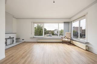 <p><span>Veel licht, veel ruimte en alles dichtbij</span></p><p><span> </span></p><p><span>De Letterkundestraat is een aangename woonstraat waar rust en bereikbaarheid mooi samenkomen. Winkels, scholen, openbaar vervoer en belangrijke invalswegen bevinden zich vlakbij, waardoor je hier comfortabel woont met alles binnen handbereik.</span></p><p><span>Op de eerste verdieping van het gebouw bevindt zich dit verzorgde hoekappartement met drie slaapkamers. Dankzij de grote raampartijen en de hoekligging geniet je hier van een zee aan licht en een aangenaam open gevoel.</span></p><p><span> </span></p><p><span>• Gelegen op de eerste verdieping<br />• Drie slaapkamers<br />• Ruime leefruimte met veel lichtinval<br />• Moderne keuken<br />• Hoekappartement met grote raampartijen<br />• Vlotte verbinding naar winkels, scholen en openbaar vervoer</span></p><p><span> </span></p><p><span>Je komt binnen in een ruime inkomhal die alle ruimtes met elkaar verbindt. Meteen valt de lichte leefruimte op. De grote ramen trekken het daglicht diep naar binnen en zorgen voor een aangenaam open gevoel. Er is voldoende plaats voor een gezellige zithoek en een eettafel.</span></p><p><span> </span></p><p><span>Via de leefruimte bereik je de moderne keuken, die praktisch werd ingericht.</span></p><p><span> </span></p><p><span>Er zijn drie volwaardige slaapkamers aanwezig, waardoor er ruimte genoeg is voor een gezin, een bureau of een logeerkamer.</span></p><p><span> </span></p><p><span>Verder beschikt het appartement over een douchekamer. </span></p><p><span> </span></p><p><span>Een verzorgd appartement voor wie op zoek is naar veel licht, een praktische indeling en een aangename woonomgeving. Gewoon een fijne plek om thuis te komen.</span></p><p><span> </span></p><p><span>Plan je bezoek via <span>www.sinjoor.be</span></span><span> of bel ons voor meer informatie op 03 283 05 00.</span></p><p><span> </span></p>