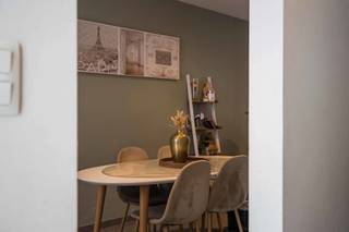Deze instapklare woning bestaat op het gelijkvloers uit een inkomhal, een leuke en lichtrijke leefruimte, badkamer ( met ligbad, aparte douche...