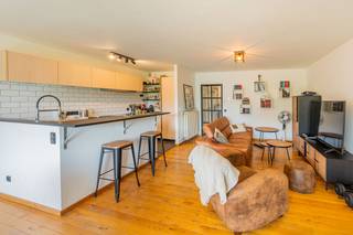 <p>Op wandelafstand van het centrum van Mechelen bevindt zich dit verzorgde appartement op de eerste verdieping. Dankzij de centrale ligging geniet je van winkels, horeca, openbaar vervoer en andere dagelijkse voorzieningen binnen handbereik. Ook het station en de belangrijkste invalswegen zijn vlot bereikbaar.</p><p>Het appartement omvat een inkomhal, een lichtrijke leefruimte met open ingerichte keuken en toegang tot het terras. Verder beschikt het over twee volwaardige slaapkamers, een badkamer en een praktische berging.</p><p>Ook op technisch vlak biedt deze eigendom heel wat voordelen. Met een EPC-label B, conforme elektriciteit en lage gemeenschappelijke kosten geniet je van een energiezuinige en zorgeloze woonst. Hierdoor is het appartement zowel interessant voor eigen bewoning als voor investering.</p><p>Een autostaanplaats kan optioneel worden aangekocht mits meerprijs.</p><h3>Troeven</h3><p>✔ Op wandelafstand van het centrum van Mechelen<br />✔ Lichtrijke leefruimte met open keuken<br />✔ Terras aansluitend aan de leefruimte<br />✔ Twee volwaardige slaapkamers<br />✔ EPC-label B<br />✔ Conforme elektriciteit<br />✔ Lage gemeenschappelijke kosten<br />✔ Autostaanplaats optioneel beschikbaar</p><p>📞 Interesse? Contacteer ons voor meer informatie of plan een bezoek ter plaatse.</p>