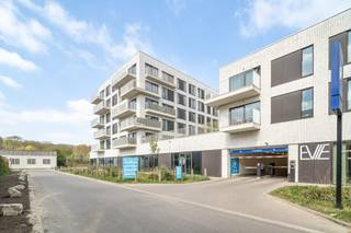 Ben jij op zoek naar een strategische locatie voor jouw zaak? Ontdek deze <strong>moderne casco handelsruimte(s)</strong> in het bruisende stadsontwikkelingsproject <strong>4 Fonteinen</strong>, gelegen aan het water en op wandelafstand van het centrum van Vilvoorde.<br />Met een combinatie van wonen, werken, winkelen en ontspannen is 4 Fonteinen dé nieuwe hotspot van de regio. Deze handelsruimte biedt een unieke kans voor ondernemers die zich willen vestigen op een plek vol groei, dynamiek en potentieel.<br /><br /><strong>Troeven van de handelsruimte(s):</strong>
<ul>
	<li><span><strong>Toplocatie</strong> langsheen het Zeekanaal Brussel-Schelde, in een buurt in volle ontwikkeling</span></li>
	<li><span><strong>Flexibel in te richten &amp; samenvoegbare</strong> casco oppervlaktes van 265m², 264m², 314m², 278m² en 209m² </span></li>
	<li><span><strong>Hoge zichtbaarheid</strong> dankzij grote raampartijen en een vlot toegankelijke ligging</span></li>
	<li><span><strong>Ondergrondse publieke parking</strong></span></li>
	<li><span><strong>Goede bereikbaarheid</strong> via openbaar vervoer en belangrijke invalswegen</span></li>
	<li><span><strong>Omringd door honderden nieuwe wooneenheden</strong> en dagelijkse passage van buurtbewoners en bezoekers</span></li>
</ul>
Of je nu een trendy koffiebar, conceptstore of kantoorruimte plant – deze locatie biedt alles wat je nodig hebt om te groeien.<br />Grijp je kans en word deel van een toekomstgerichte buurt die inzet op duurzaamheid, innovatie en levenskwaliteit.<br /><em>Bezoek vandaag nog de site of contacteer ons voor meer info of een bezichtiging:</em><br />ondernemen@matexi.be of <strong>02 808 58 33</strong>

<h1> </h1>