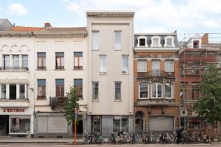 Voor verdere info of een vrijblijvende waardebepaling van uw eigendom: marco@homixx.be of 016 199 343.<br /><br />Bent u op zoek naar een zorgeloze en renderende investering, of zoekt u een comfortabele thuisbasis voor uw studerende zoon of dochter? Als uw professionele vastgoedpartner stellen wij met trots deze instapklare en bemeubelde studentenkamer voor, gelegen op een absolute toplocatie. Dankzij de strategische ligging bevinden alle faciliteiten, openbaar vervoer en gezellige stadspleinen zich in de directe nabijheid.<br /><br />Deze kamer combineert een doordacht ruimtegevoel met modern comfort en beschikt over een bewoonbare oppervlakte van 14 vierkante meter. De indeling voorziet in één gezellige sla- en studeerruimte, die dankzij het aanwezige meubilair meteen klaar is voor gebruik. Daarnaast heeft u toegang tot een goed onderhouden, gemeenschappelijke badkamer.<br /><br />Bij de realisatie van dit gebouw werd veel aandacht besteed aan duurzaamheid en veiligheid. De kamer beschikt over een uitstekende EPC-score A, wat garant staat voor een minimaal energieverbruik en een lage energiefactuur. Als extra troeven is het complex uitgerust met continue camerabewaking voor een optimaal veiligheidsgevoel, en is er een handige fietsenparking achteraan het gebouw voorzien. <br /><br />Kortom, een unieke en instapklare opportuniteit op een gegeerde ligging.