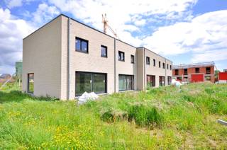 Deze BEN-woning is gelegen in een zijstraat van de invalsweg richting Ronse komende van Brakel, treft men deze gloednieuwe verkaveling! Dit op slechts 5 minuten van het bruisende stadscentrum van Ronse, met tal van horeca- en handelszaken, scholen en openbaar vervoer.<br /><br />In zijn totaliteit worden hier 15 hedendaagse BEN-woningen<strong> (reeds 2 verkocht) </strong>gerealiseerd, een <strong>verkeersluwe wijk</strong> die enkel toegankelijk is voor bewoners en een gezellige woonomgeving geniet door de gemeenschappelijke groenzone. Er is voldoende parkeergelegenheid in de wijk aanwezig, doordat er maar liefst <strong>32 privatieve carports</strong>, 8 privatieve parkeerplaatsen en parkeerplaatsen voor bezoekers voorzien worden.<br /><br />De woning is ingedeeld als volgt: ruime inkomhal, apart toilet, een open leefruimte met keuken en een aparte bergruimte. Op het 1ste verdiep zijn er <strong>3 slaapkamers</strong>, een badkamer, de nachthal, een apart toilet en een technische berging aanwezig. Verder is er nog een privatieve tuin met terras! <strong>Inbegrepen is 1 privatieve carport!</strong><br /><br />Maak snel een afspraak en ontdek alle details, bovendien heeft u als koper ook inspraak in de materiaalkeuze van oa. de badkamer, keuken, betegeling...<br />Interesse? Contacteer Kyamo De Smet: 0479 06 13 71