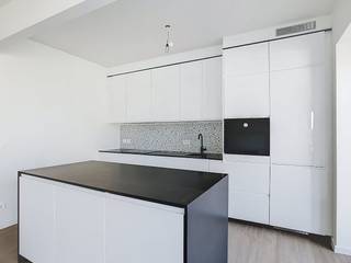 Dit recent gerenoveerde appartement in Beveren centrum staat klaar voor verhuur. De perfecte keuze voor wie comfortabel wil huren in een bruisende omgeving. Het pand is in 2026 gerenoveerd en biedt alle moderne gemakken.<br /><br />De indeling van het appartement in Beveren is als volgt:<br /><br />- Inkomhal<br />- Lichtrijke leefruimte<br />- Open, ingerichte keuken<br />- Nachthal<br />- Slaapkamer 1 <br />- Slaapkamer 2<br />- Slaapkamer 3<br />- Toilet<br />- Badkamer met dubbele lavabo en inloopdouche<br />- Berging<br />- Gemeenschappelijke fietsenberging <br /><br />Het appartement, ideaal gelegen in het centrum van Beveren, is zeer goed bereikbaar. In de nabije omgeving vind je scholen, winkels en openbaar vervoer. Deze unieke vastgoedkans biedt je een zorgeloze woonervaring. <br /><br />Het appartement is beschikbaar vanaf 1 september 2026.<br />De algemene kosten bedragen 45,00 euro/maand. <br /><br />Om een bezoek te brengen vragen wij vooraf uw huurprofiel aan te maken als volgt: ga naar het pand op onze website: www.dewaele.com. Bij het pand ziet u een rode knop "bezoek aanvragen". Als u daar klikt, kan u het huurprofiel aanvullen.