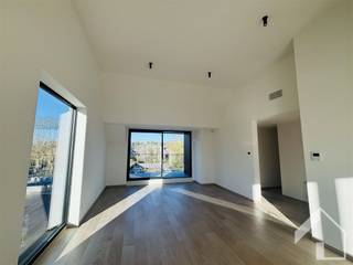 <p>Nieuwbouwappartement op de tweede verdieping met 2 slaapkamers gelegen in het centrum van Pulle met op de gelijkvloerse verdieping een dokterspraktijk. We nemen de lift naar de tweede verdieping en betreden het mooie appartement via de inkomhal. In de leefruimte van 47m2 met hoge plafonds valt het licht zeer mooi binnen. De keuken is volledig ingebouwd en voorzien van alle toestellen. Naast de keuken ligt een berging/wasplaats. Verder zijn er twee slaapkamers, waarvan één met ingemaakte kast. De badkamer is voorzien van een inloopdouche, en een meubel met dubbele lavabo. Tenslotte is er nog een apart gastentoilet. In het appartement kan er een alarm worden ingeschakeld. In de kelder is er een kelderberging die bij het appartement hoort. Achteraan is er nog een staanplaats om een wagen te plaatsen. Huurprijs: 1200 euro + 50 euro maandelijkse kosten. Direct beschikbaar!</p>