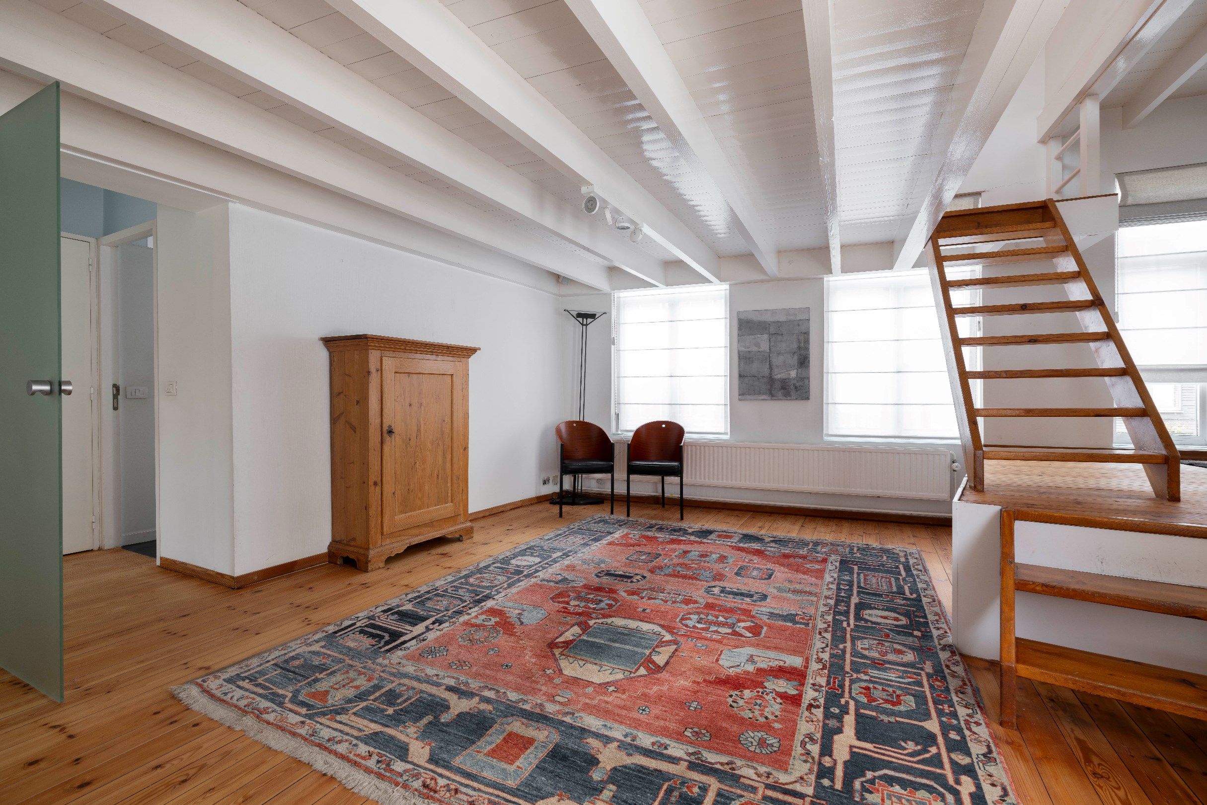 Handelspand van ca 180m² met bovengelegen ruim appartement met 4 slaapkamers en 2 badkamers - foto 2