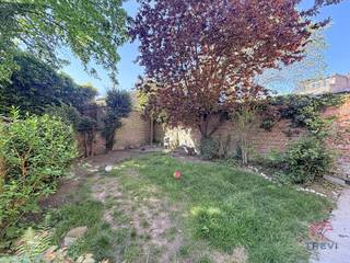 <p>LAEKEN, vlakbij het Koning Boudewijnpark en het Atomium, evenals alle voorzieningen, ruim appartement met 2 slaapkamers van ± 101 m², gelegen op de 1e verdieping zonder lift. Het appartement is als volgt ingedeeld: inkomhal, toilet, woonkamer van ± 31 m², ingerichte keuken met toegang tot de tuin, 2 slaapkamers (± 10 m² en ± 17 m²), badkamer, wasruimte en kelder. Garage op het gelijkvloers is verplicht tegen een meerprijs van 150 €/maand.</p>
<p><u>Op de 1e verdieping</u>:</p>
<ul>
<li>Inkomhal</li>
<li>Aparte wc</li>
<li>Woonkamer van ± 31 m²</li>
<li>Ingerichte keuken (oven, kookplaten, afzuigkap, koelkast, diepvriezer)</li>
<li>Tuin</li>
<li>Slaapkamer ± 10 m²</li>
<li>Slaapkamer ± 17 m²</li>
<li>Badkamer</li>
</ul>
<p>Alle oppervlakten zijn bij benadering.</p>
<p>EPB: G.</p>
<p>Kosten: Voorschot van 200 €/maand (gemeenschappelijke elektriciteit, koud water en verwarming).</p>
<p>Beschikbaarheid: 01/08/2026</p>