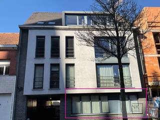 Dit leuke gelijkvloerse appartement bevindt zich op een zeer centrale ligging te Arendonk.Indeling:Je komt binnen in de living met open keuken. Deze...