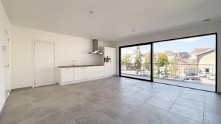 <p>Dit nieuwbouwappartement van ca 85 m² is gelegen op de eerste verdieping van residentie "De Posterij". Wie Wilrijk kent, weet dat deze gezellige plek garant staat voor een vlotte bereikbaarheid met in de onmiddellijke nabijheid scholen, sport en cultuur à volonté. Kortom wonen in het bruisende hart van Wilrijk!</p>
<p>De leefruimte is aangenaam licht dankzij het grote schuifraam aan de achterzijde met toegang tot het terras. De moderne open keuken, afgewerkt in een wit design, is voorzien van alle nodige inbouwtoestellen: vaatwasser, inductiekookvuur, combi-oven en koelkast met vriesvak. Aansluitend aan de leefruimte bevindt zich het terras van ca 14 m² waar u helemaal tot rust kan komen.</p>
<p>Beide slaapkamers zijn gelegen aan het binnengebied en kunnen gebruik maken van de badkamer met inloopdouche en dubbele lavabo</p>
<p>Een praktische berging voorziet in aansluiting voor wasmachine en extra bergruimte. Apart gastentoilet.</p>
<p>Het appartement beschikt tevens over een privatief zonnepaneel.</p>
<p>Een autostaanplaats in de ondergrondse garage is reeds begerepen in de huurprijs.</p>
<p>Gemeenschappelijke lasten: 95 Euro per maand.<br />Alle nutsvoorzieningen (gas, elektriciteit en water) zijn privé op te nemen door de huurder.</p>
<p>Onmiddellijk beschikbaar.<br />EPB nieuwbouw.</p>