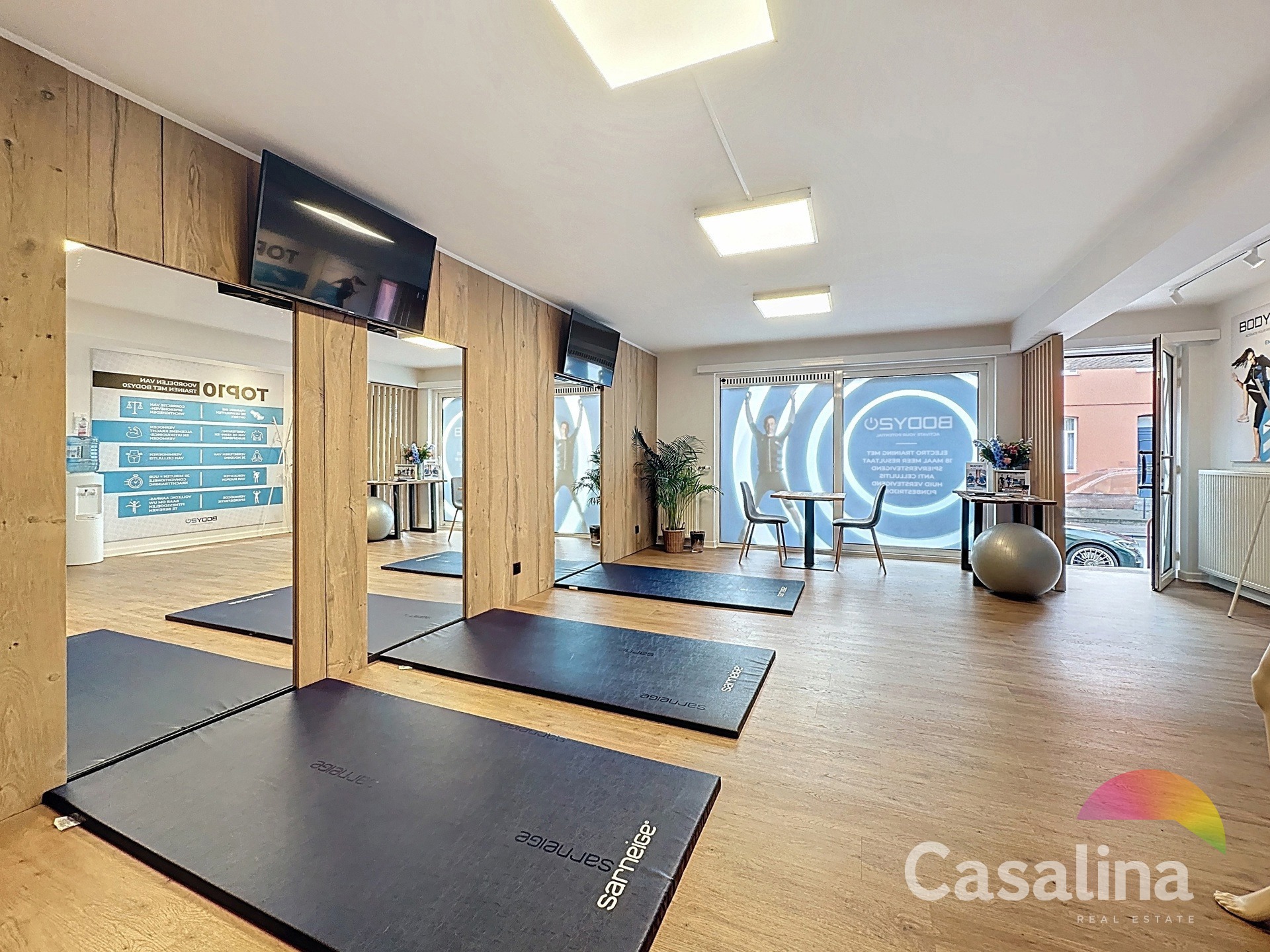 Gemengd gebouw bestaande uit 2 handelsruimtes en 4 woonunits - foto 4