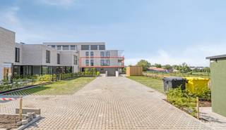 <br />KNAP NIEUWBOUWAPPARTEMENT OP DE EERSTE VERDIEPING IN RESIDENTIE BELLA VISTA, MET RUIM TERRAS, PRACHTIG UITZICHT EN OVERDEKTE PARKEERPLAATS MET VERBONDEN BERGING, VLAK BIJ HET CENTRUM VAN BILZEN<br /><br />Dit instapklaar nieuwbouwappartement vinden we terug op Meershoven 62 te Bilzen, in de recent opgerichte residentie Bella Vista. Het appartement is gelegen op slechts enkele minuten van het bruisende centrum. Dankzij de centrale ligging zijn alle voorzieningen, zoals winkels, scholen en horeca, in de nabije omgeving gelegen. De omliggende dorpen en steden zijn vlot bereikbaar via het openbaar vervoer, bushalte op 50m van de residentie, of via de E313, bereikbaar in slechts enkele minuten.<br /><br />Boven op de ligging weet residentie Bella Vista zich moeiteloos te onderscheiden van ander aanbod door haar stijlvolle hedendaagse architectuur met opvallend aantrekkelijke gevels, de kwalitatieve afwerking en de duurzame bouwkwaliteit.<br /><br />Het appartement is bovendien voorzien van vloerverwarming, warmtepomp, individuele zonnepanelen en grondige isolatie waardoor het energieverbruik voor de huurder zeer beperkt blijft. Verder beschikt het appartement over een ruim overdekt terras met prachtig uitzicht op het achterliggende landbouwgebied en het centrum van Bilzen, ondergrondse parkeerplaats met verbonden kelderberging en een gemeenschappelijke fietsenberging. <br /><br /><br />De indeling van het appartement is als volgt:<br />- Brede inkomhal met gastentoilet<br />- Ruime en zeer lichtrijke leefruimte met open keuken. De keuken is voorzien van koelkast, combi-oven, vaatwasser en kookplaat met afzuigkap.<br />- Berging met voorzieningen voor wasmachine/droogkast en diepvriezer.<br />- 2 ruime volwaardige slaapkamers.<br />- Badkamer voorzien van een ruime inloopdouche en dubbele lavabo.<br />- Terras van 17,2 m2<br />- Parlofoon <br />- Lift<br /><br />Het appartement is meteen beschikbaar.<br />