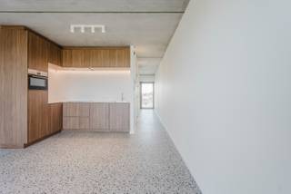 Deze energiezuinige nieuwbouwstudio in Kaai Studio Kortrijk combineert verzorgde afwerking met een topligging. Centraal gelegen nabij hogescholen, universiteiten, het centrum, invalswegen en het zwembad.<br /><br />De studio bevindt zich op de 5de verdieping, de fiets kan & mag mee naar boven. Op de 3de verdieping geniet u van de gemeenschappelijke tuin en het terras met aangelegd groen, picknickbanken en zicht op de Leie.<br /><br />Binnen kom je in het slaapgedeelte, dat eind september wordt afgescheiden met een kast. Verder is er een badkamer met douche, lavabomeubel en toilet, een ruime berging/technische ruimte en een volledig geïnstalleerde open keuken met leefruimte. Vanuit de leefruimte heeft u toegang tot het terras.<br /><br />De studio werd volledig geschilderd, is voorzien van lichtarmaturen en gordijnrails. Gordijnen hangen, verhuizen en klaar! Verwarming en koeling gebeuren via de gemeenschappelijke energiecentrale, dankzij de Leie.<br /><br />De ondergrondse parkeerplaats wordt eind 2026 voorzien. Tot dan is er €75/maand huurprijscompensatie en kan u een bewonerskaart aanvragen. <br /><br />Onmiddellijk beschikbaar. Provisie gemeenschappelijke kosten incl. verwarming/koeling: 130 euro/mnd.<br /><br /><br />Waarom dit aanbod overwegen?<br /><br />✔ Nieuwbouw<br />✔ Verwarming & koeling via energiecentrale<br />✔ Eigen terras<br />✔ Gemeenschappelijke tuin<br />✔ Centrale ligging<br />✔ Volledig geschilderd, lichtarmaturen & rails<br />✔ Fiets mee met de lift<br />✔ Afvalverzamelpunt<br /><br />Geïnteresseerd? Vul eenvoudig het contactformulier in en we nemen spoedig contact op.