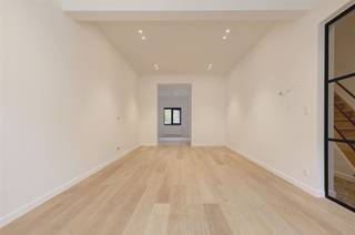 Dit volledig gerenoveerde huis staat te koop in de Prins Leopoldlei, één van de meest gegeerde straten in het centrum van Mortsel. Mortsel is...